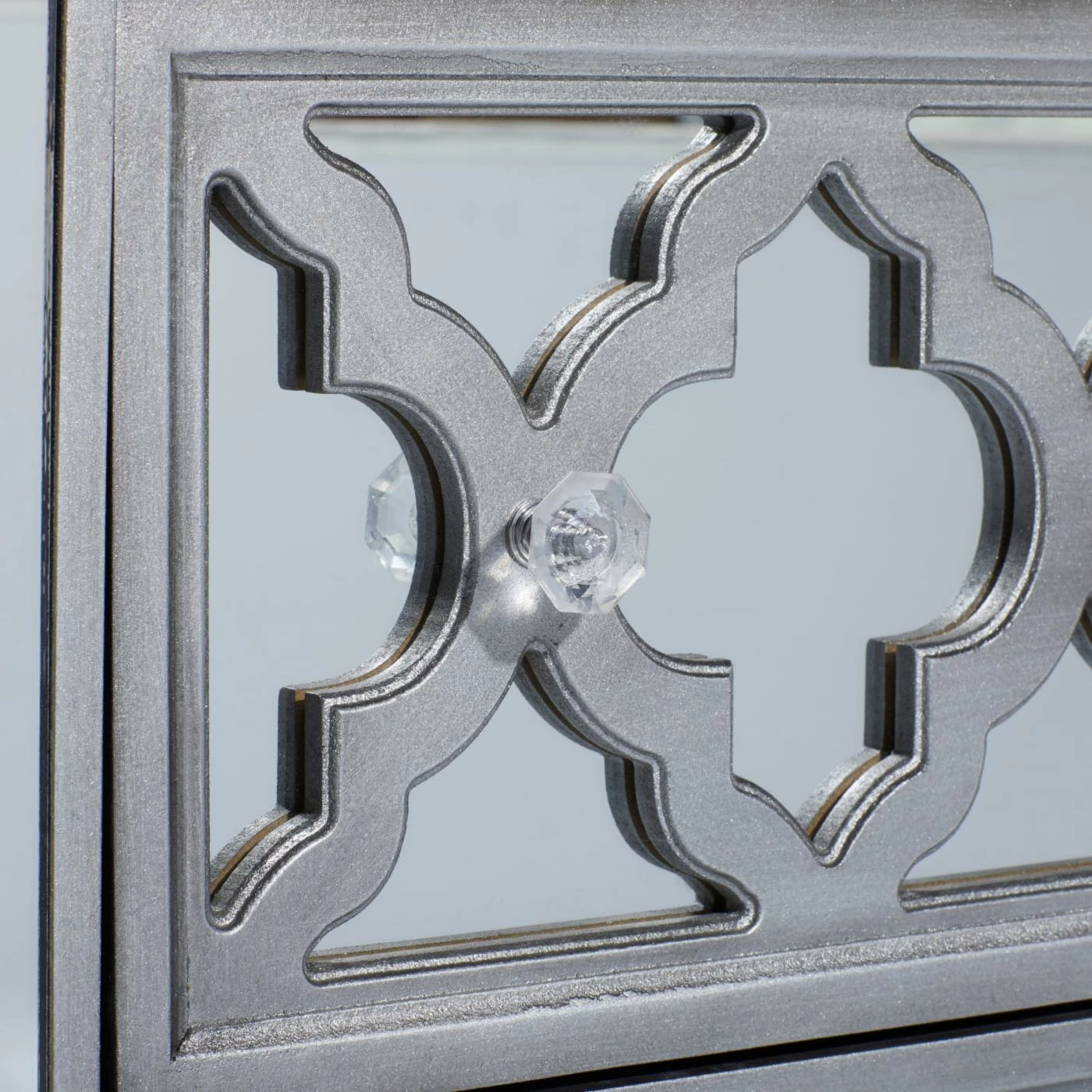 Outlet π₯ Chests DecMode Quatrefoil 3 Drawer Mirrored Chest π€© - Image 4